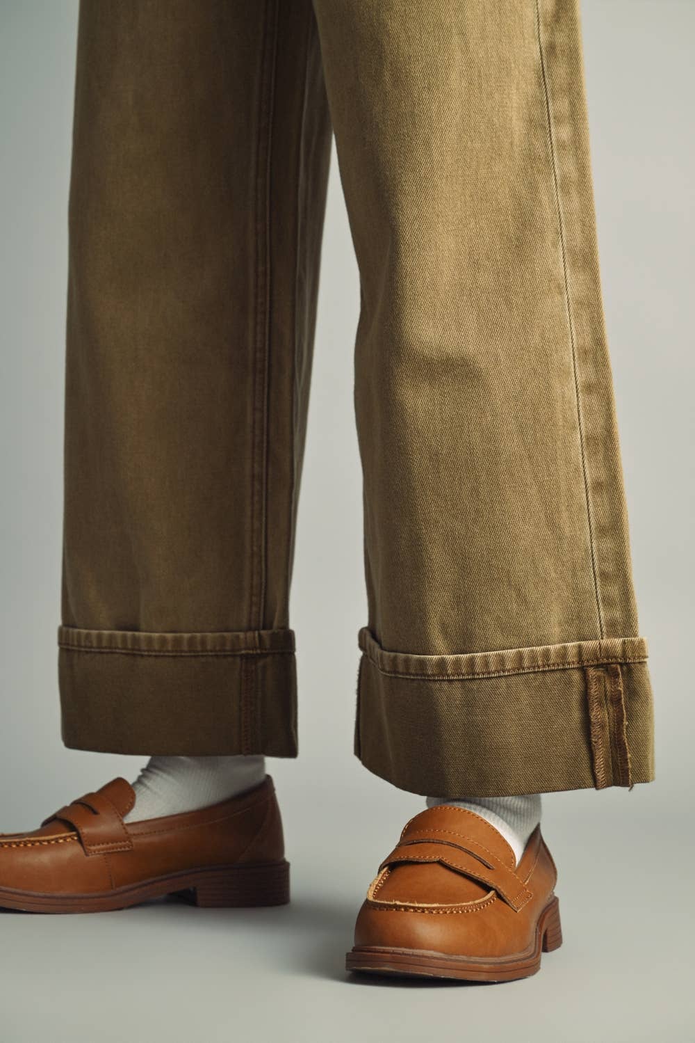 WIDE CUFFED DENIM PANTS WITH A VINTAGE WASHED