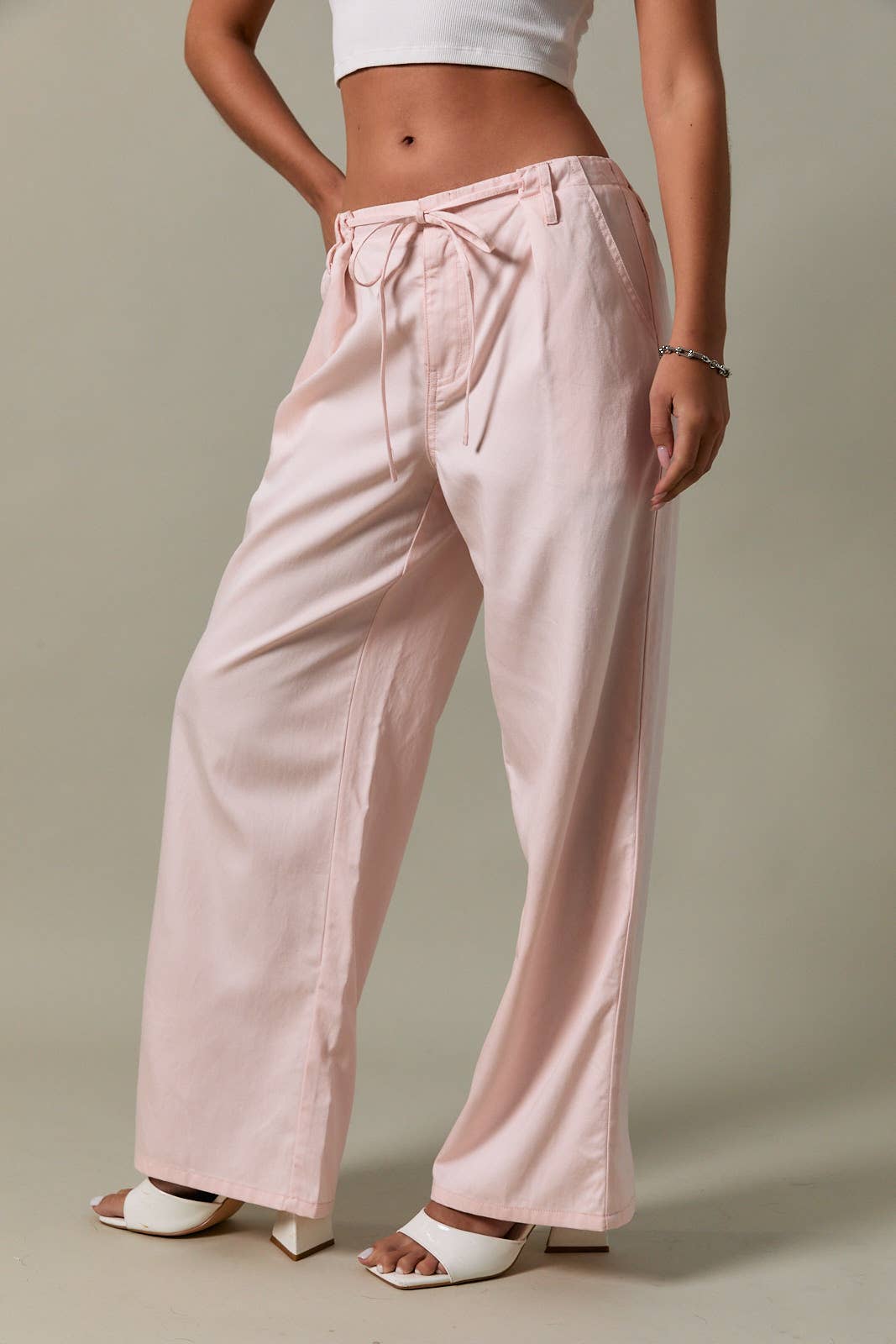 LOW-RISE FRONT PLEATED AND TIE DETAILED PANTS