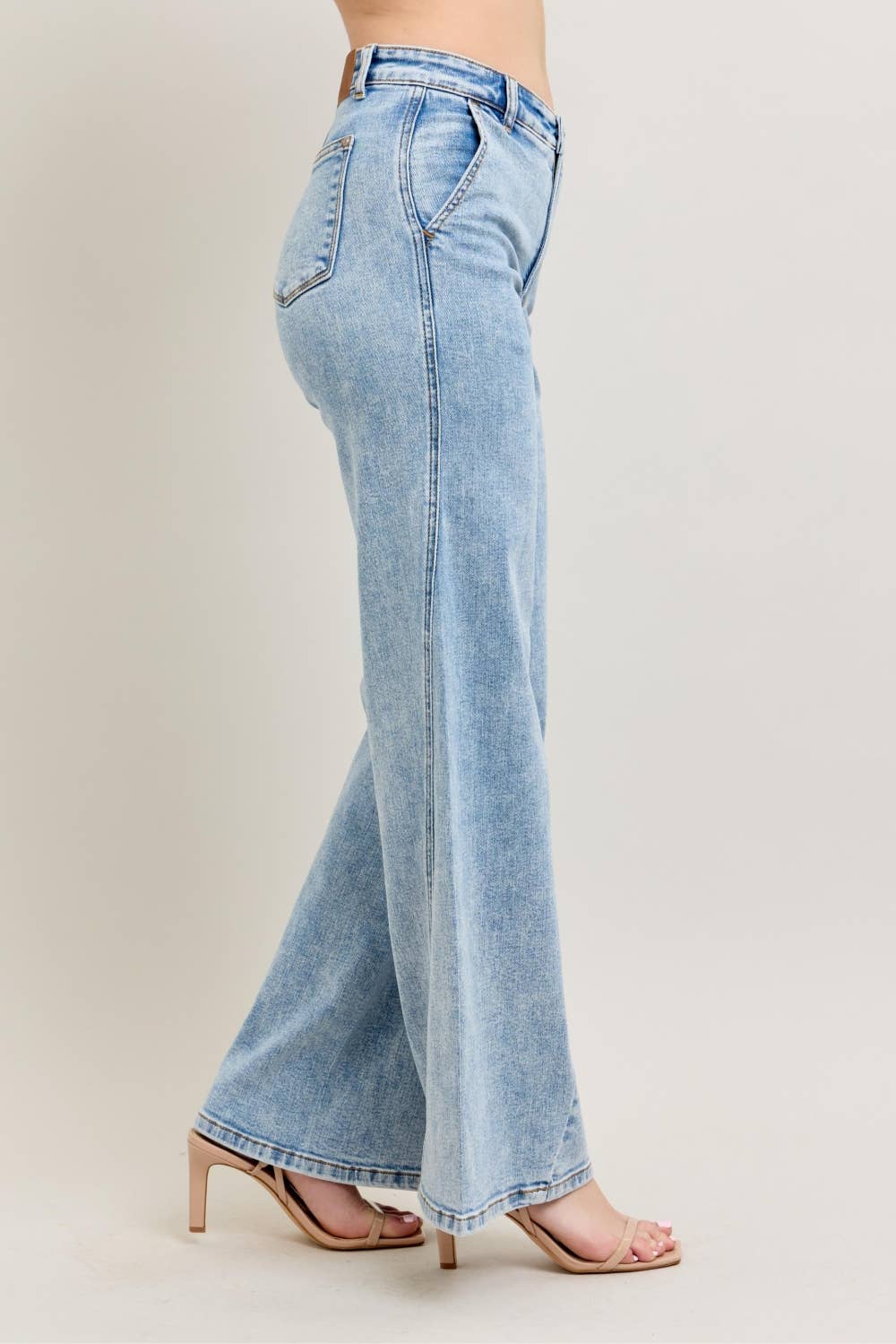 HW Stone Wash Retro Wide Fit w Skewed Inseam