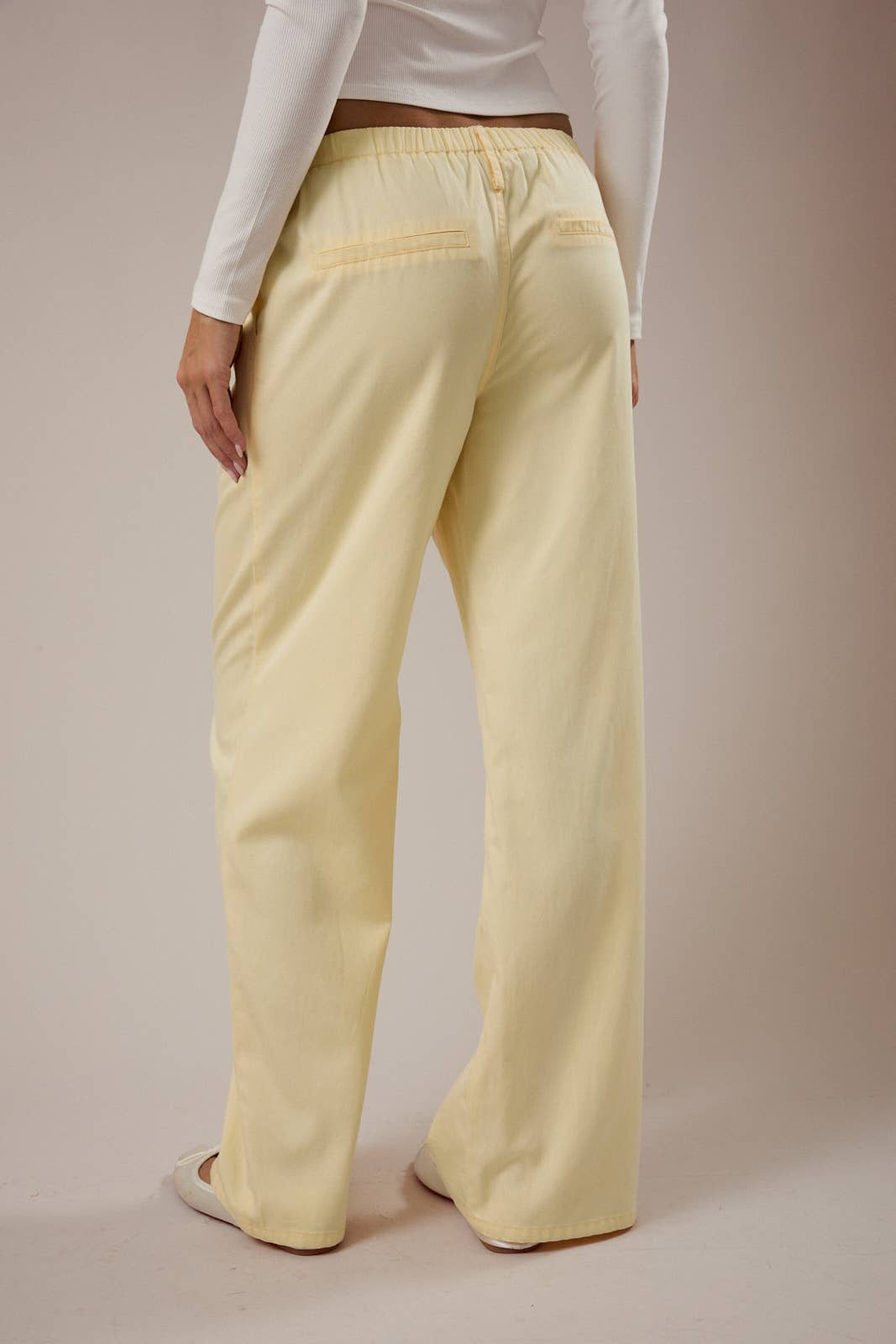 LOW-RISE FRONT PLEATED AND TIE DETAILED PANTS