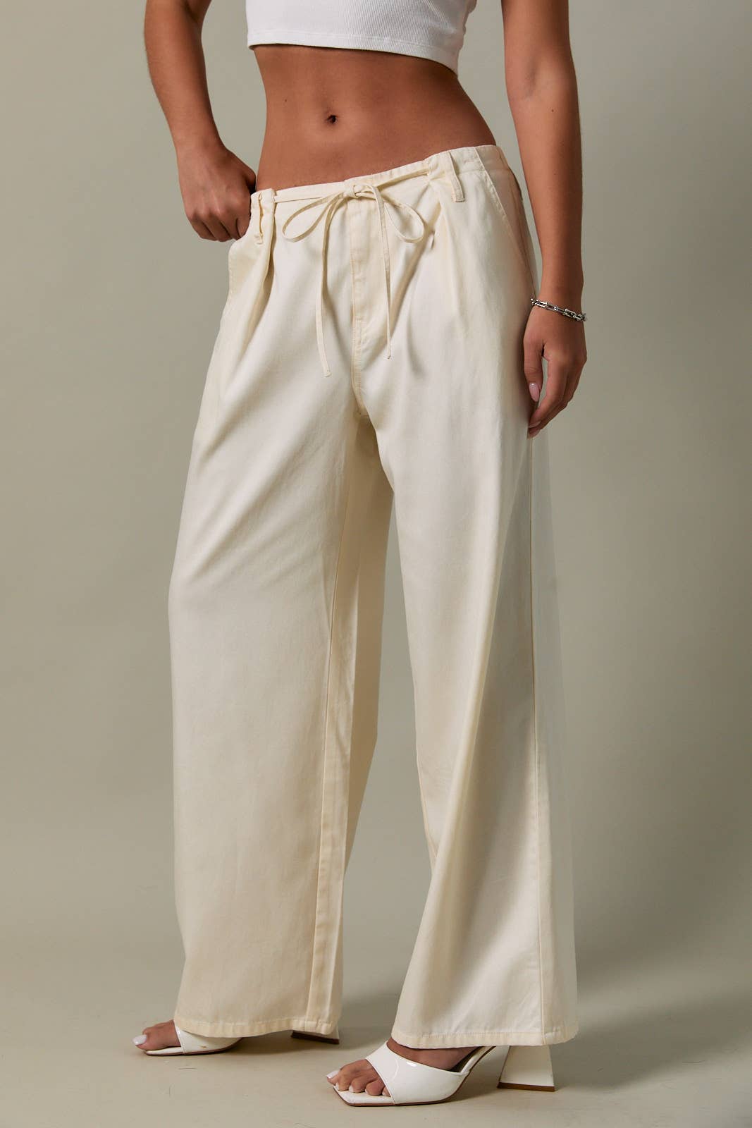 LOW-RISE FRONT PLEATED AND TIE DETAILED PANTS