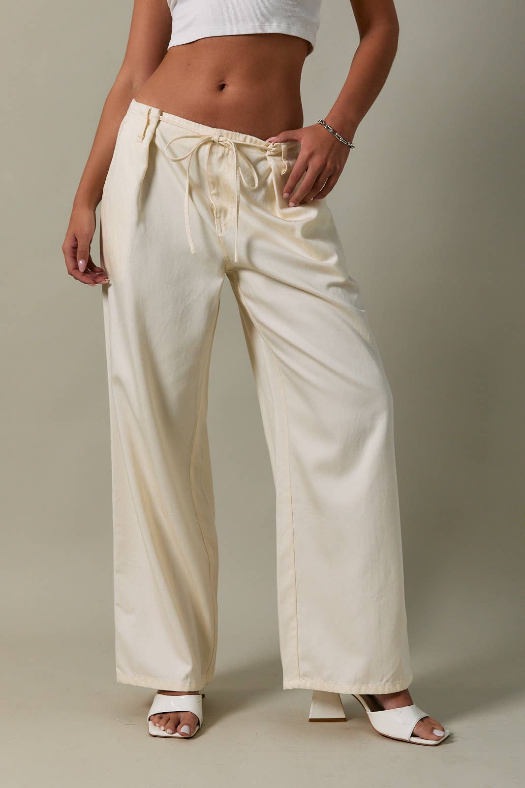 LOW-RISE FRONT PLEATED AND TIE DETAILED PANTS