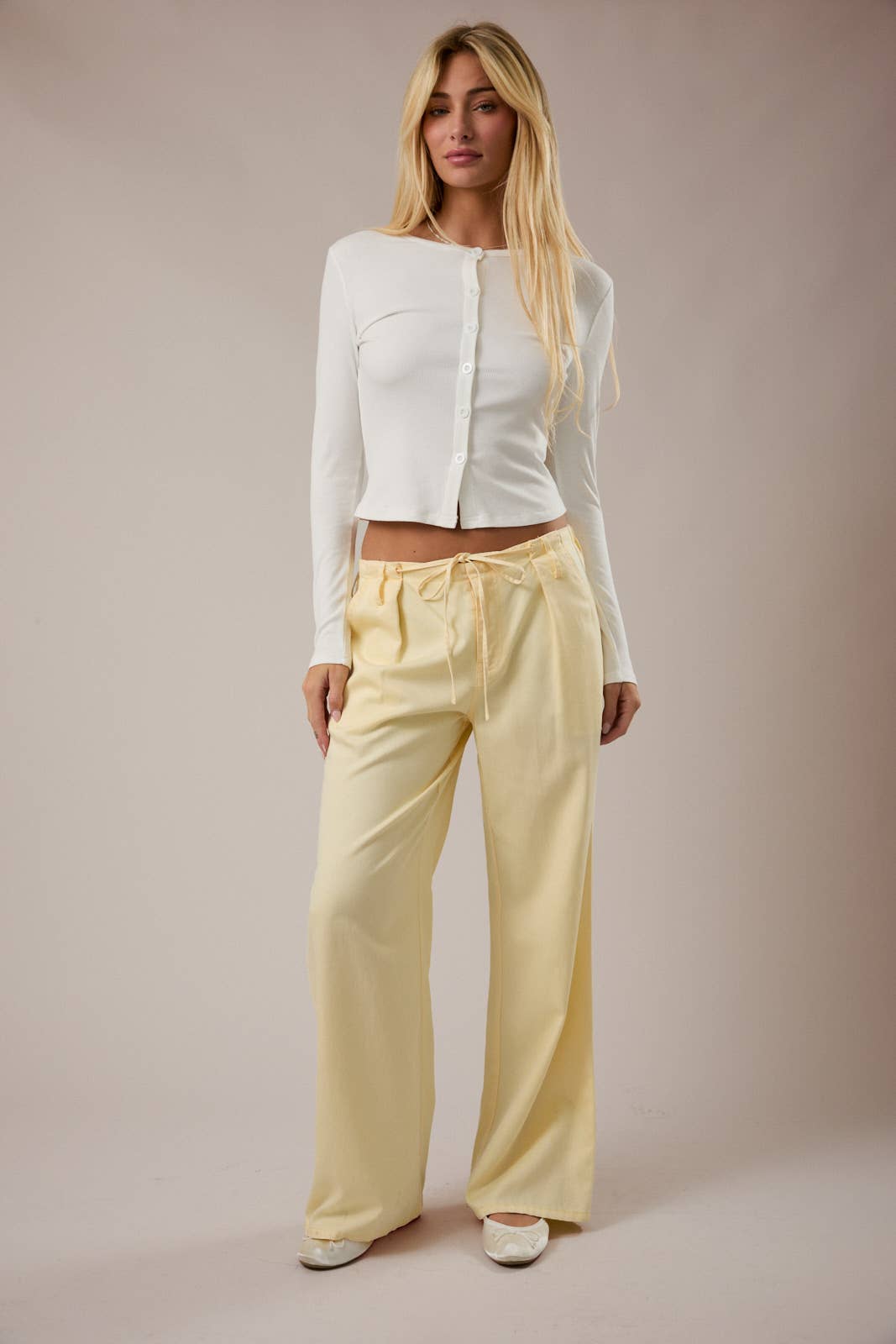 LOW-RISE FRONT PLEATED AND TIE DETAILED PANTS