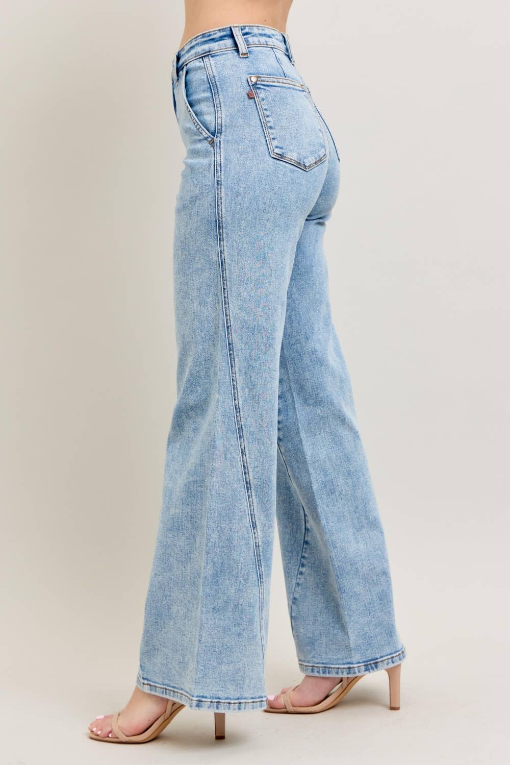 HW Stone Wash Retro Wide Fit w Skewed Inseam