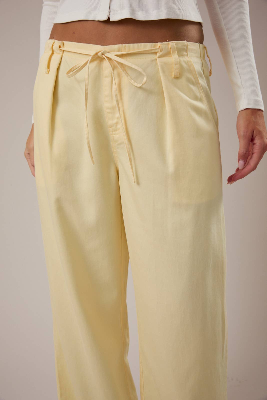 LOW-RISE FRONT PLEATED AND TIE DETAILED PANTS