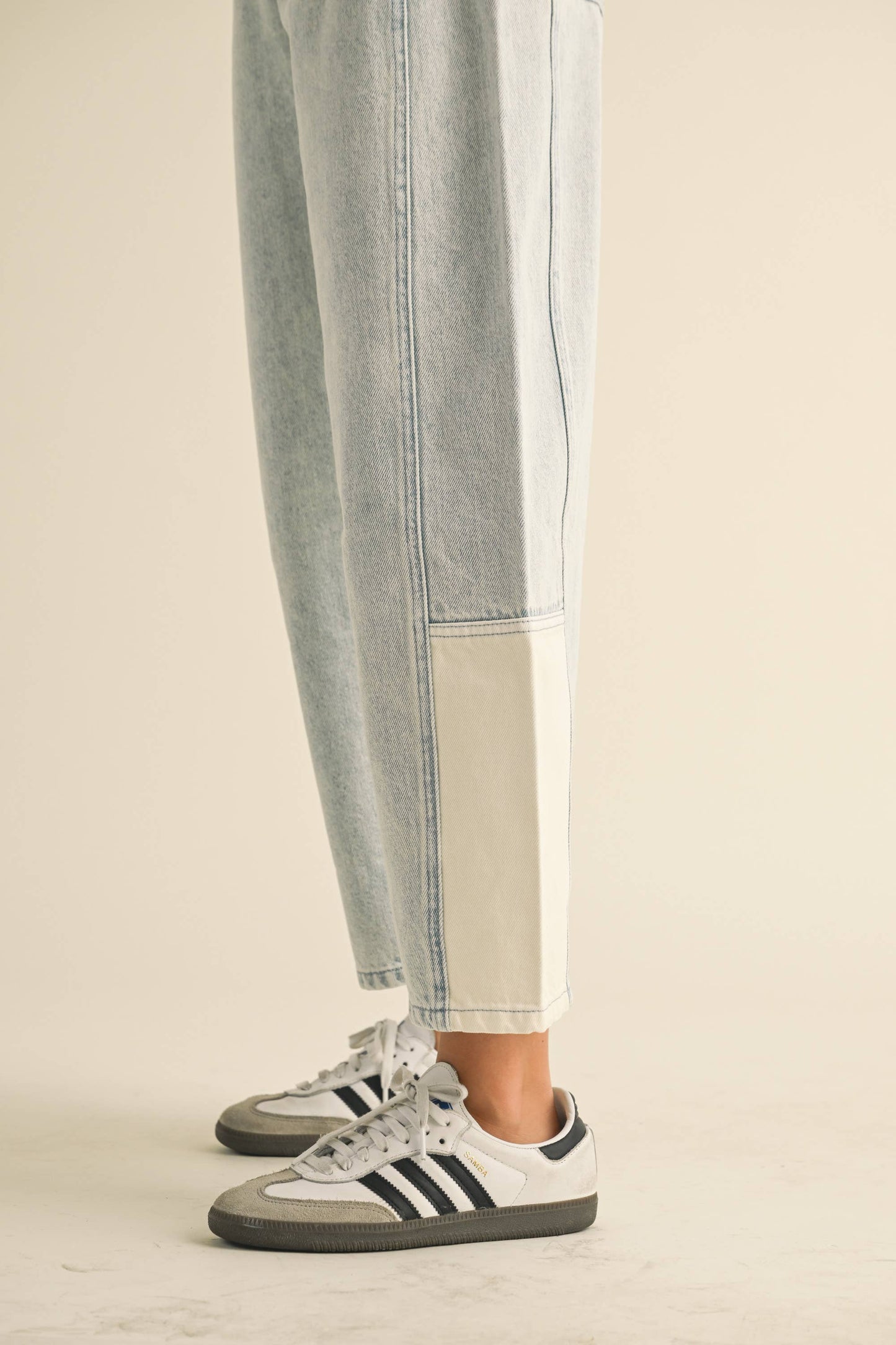 COLOR AND FABIRC COMBINATION BARREL DENIM PANTS