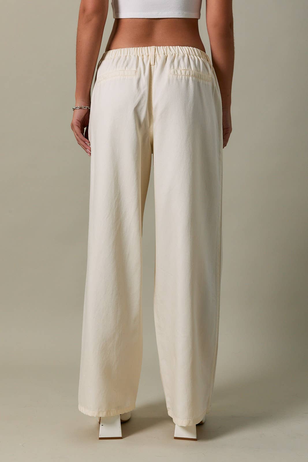 LOW-RISE FRONT PLEATED AND TIE DETAILED PANTS