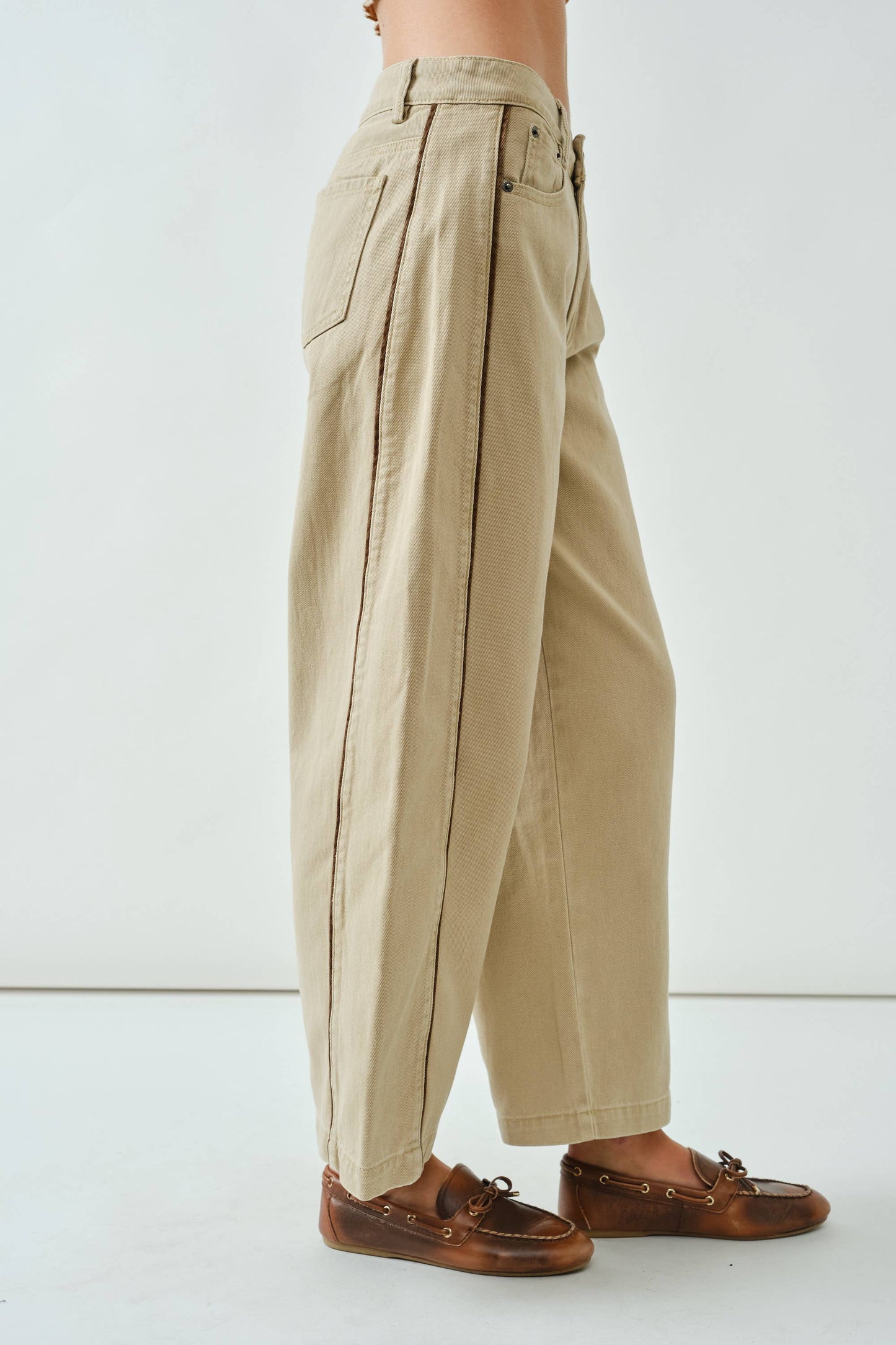 LINE DETAIL COMFY COLOR DENIM BARREL PANTS
