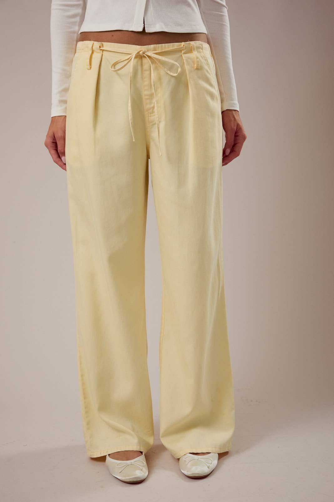 LOW-RISE FRONT PLEATED AND TIE DETAILED PANTS