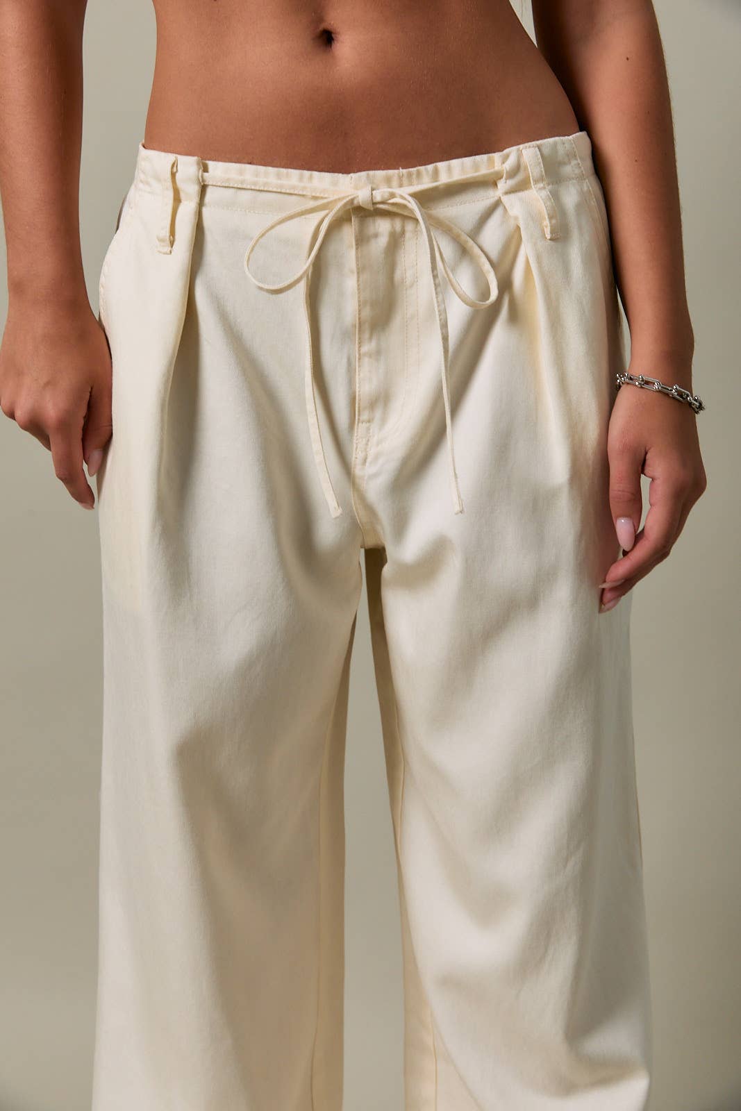 LOW-RISE FRONT PLEATED AND TIE DETAILED PANTS