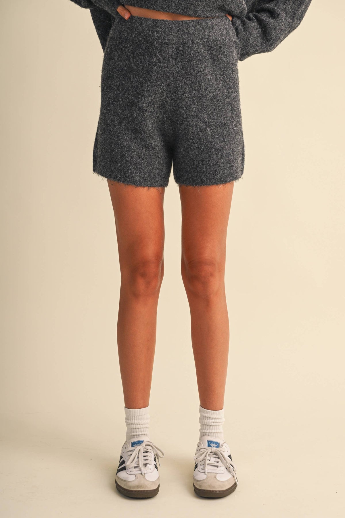 IST6535 LONGSLEEVED SWEATER WITH COLLAR AND SHORTS SET