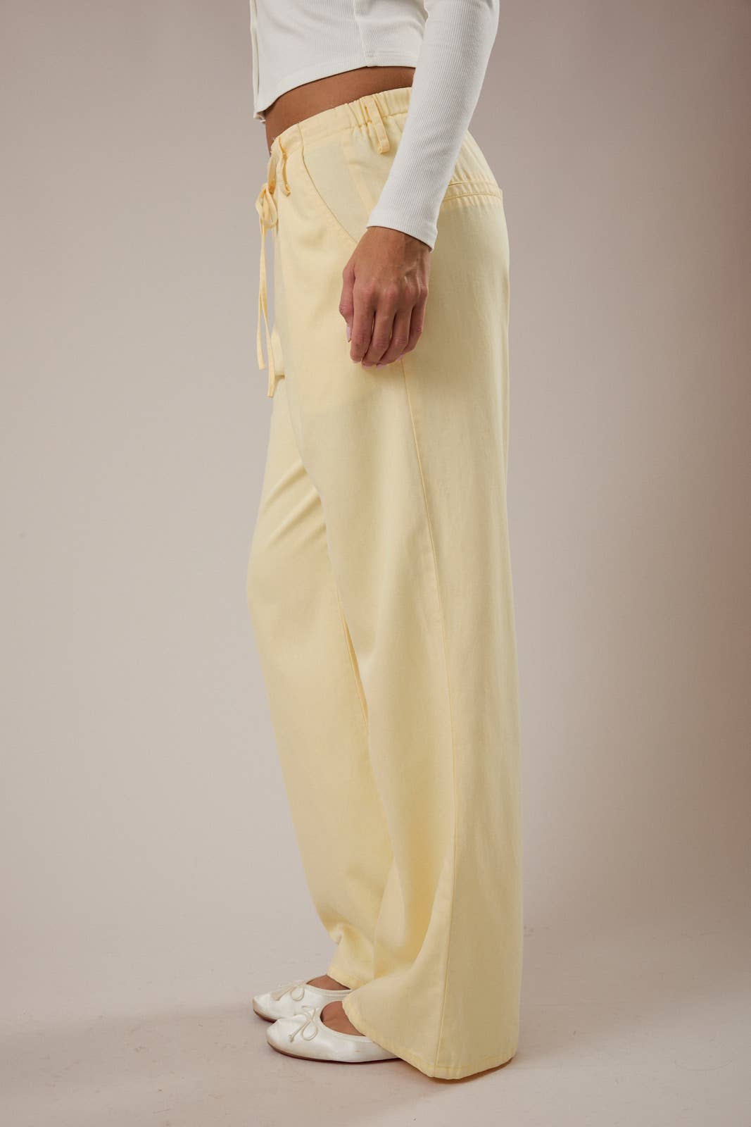 LOW-RISE FRONT PLEATED AND TIE DETAILED PANTS
