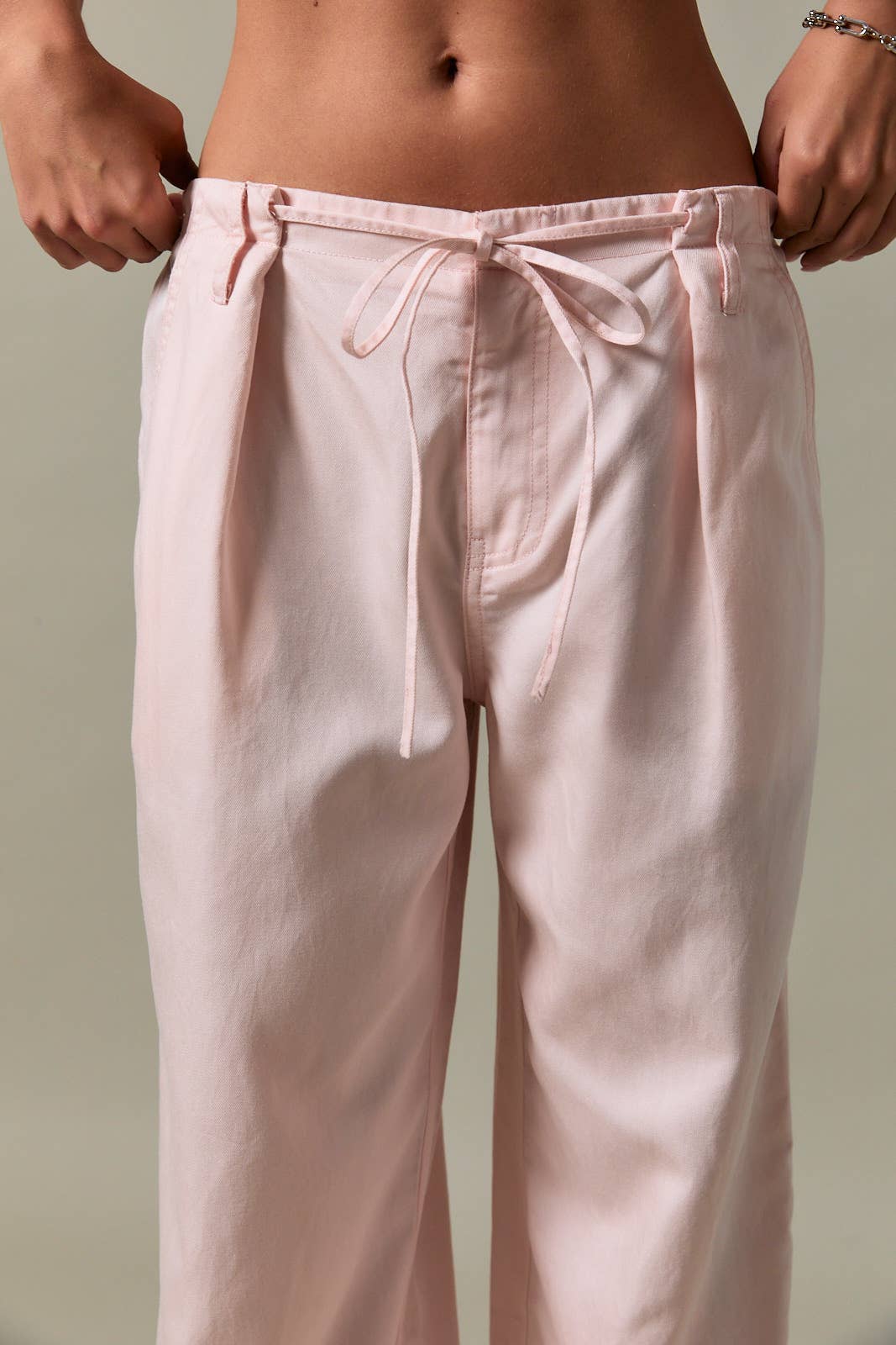 LOW-RISE FRONT PLEATED AND TIE DETAILED PANTS