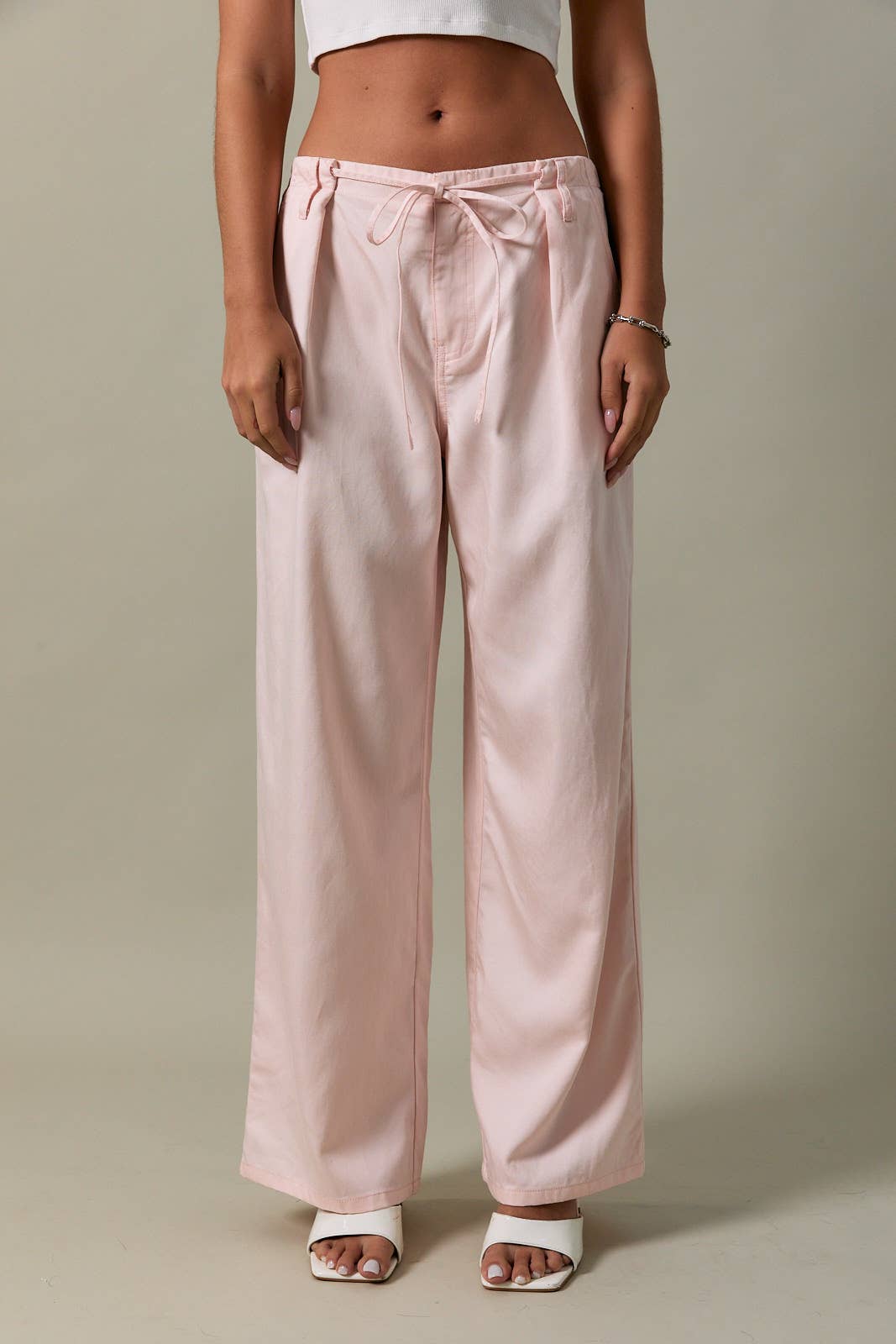 LOW-RISE FRONT PLEATED AND TIE DETAILED PANTS