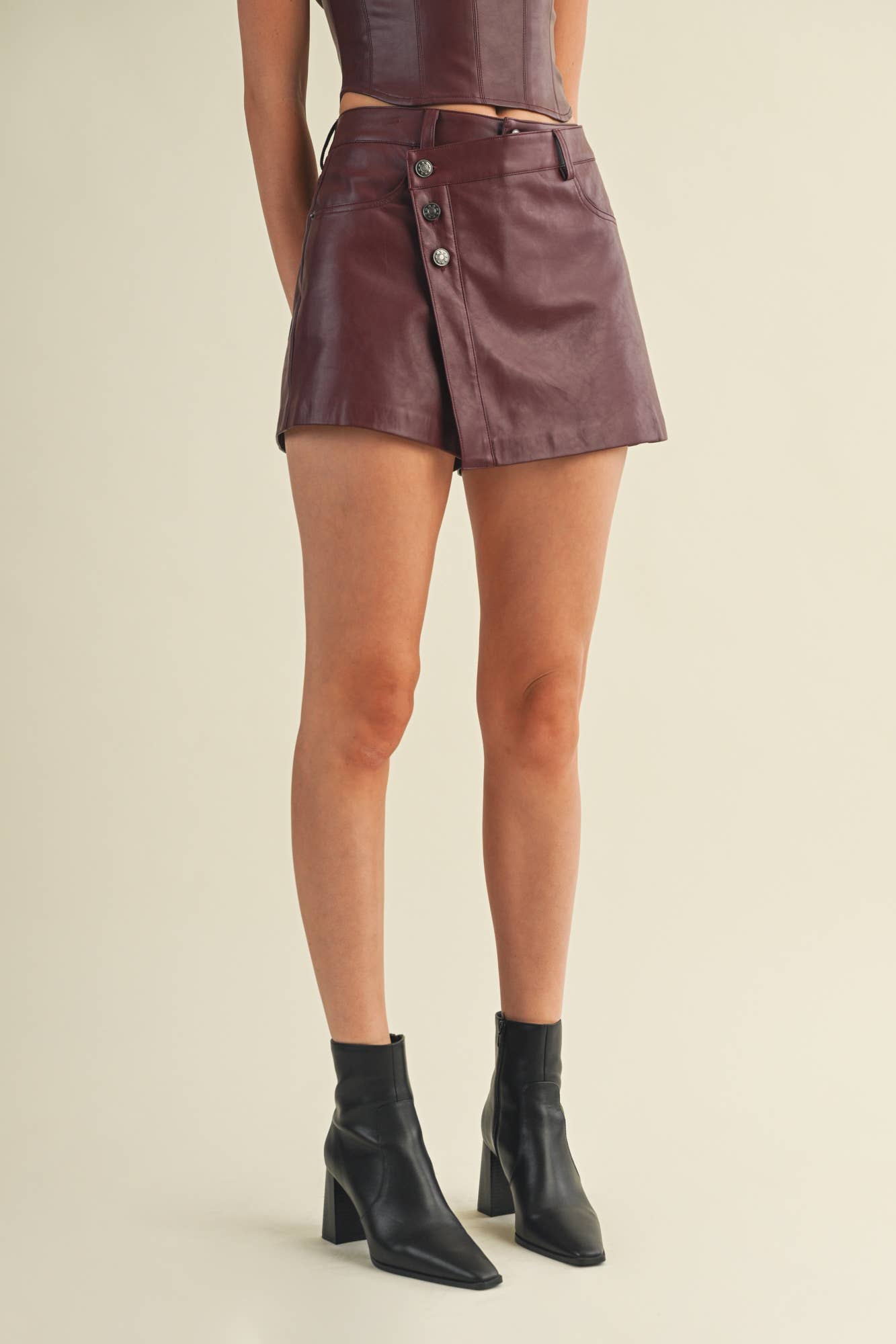 BUTTON WRAP LEATHER SKORT